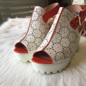 ❤️Gorgeous perforated platform sandals.